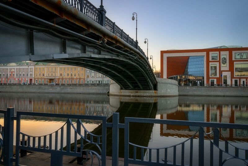 москва, мост, третьяковка У Лужкова моста фото превью