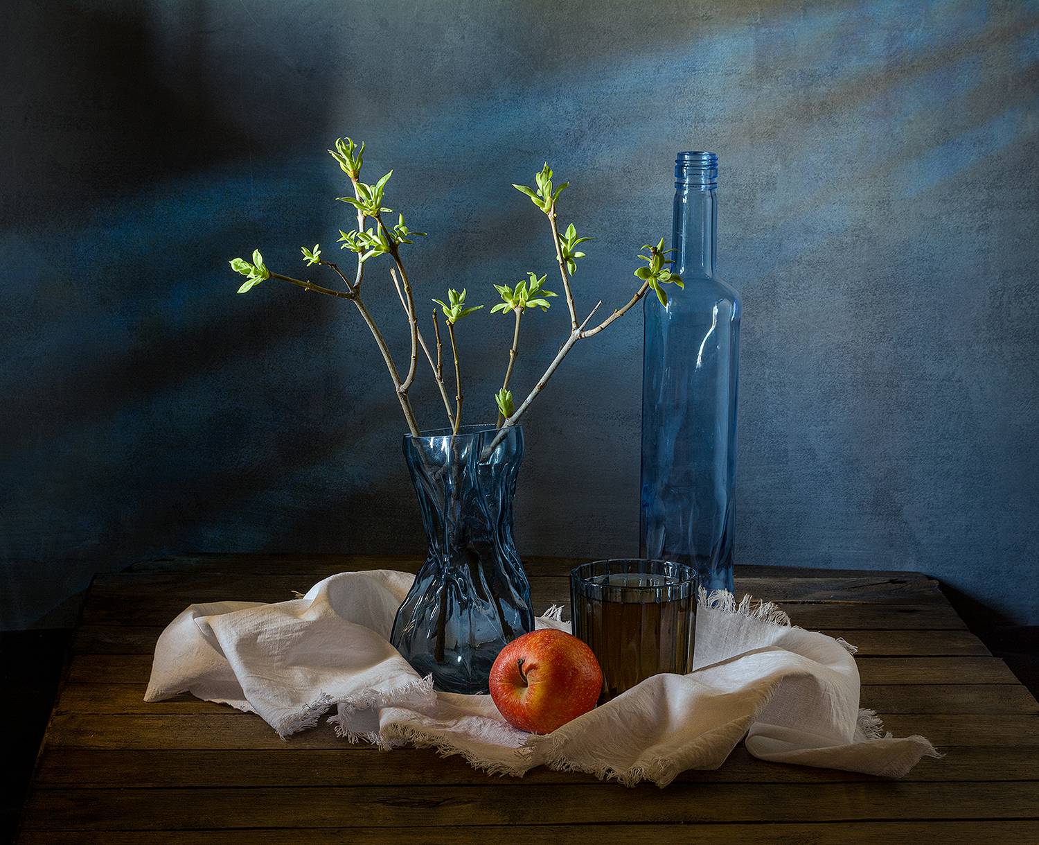 ваза, бутылка, стакан, чай, яблоко, синий, красный, Алексей Бычков