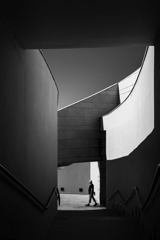 Lisabon, hot day, shadows walking in the shadows фото превью