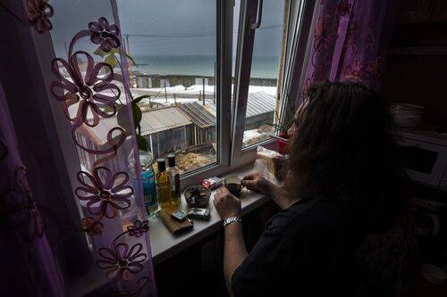 Утренний кофе с видом на сараи и Тихий океан