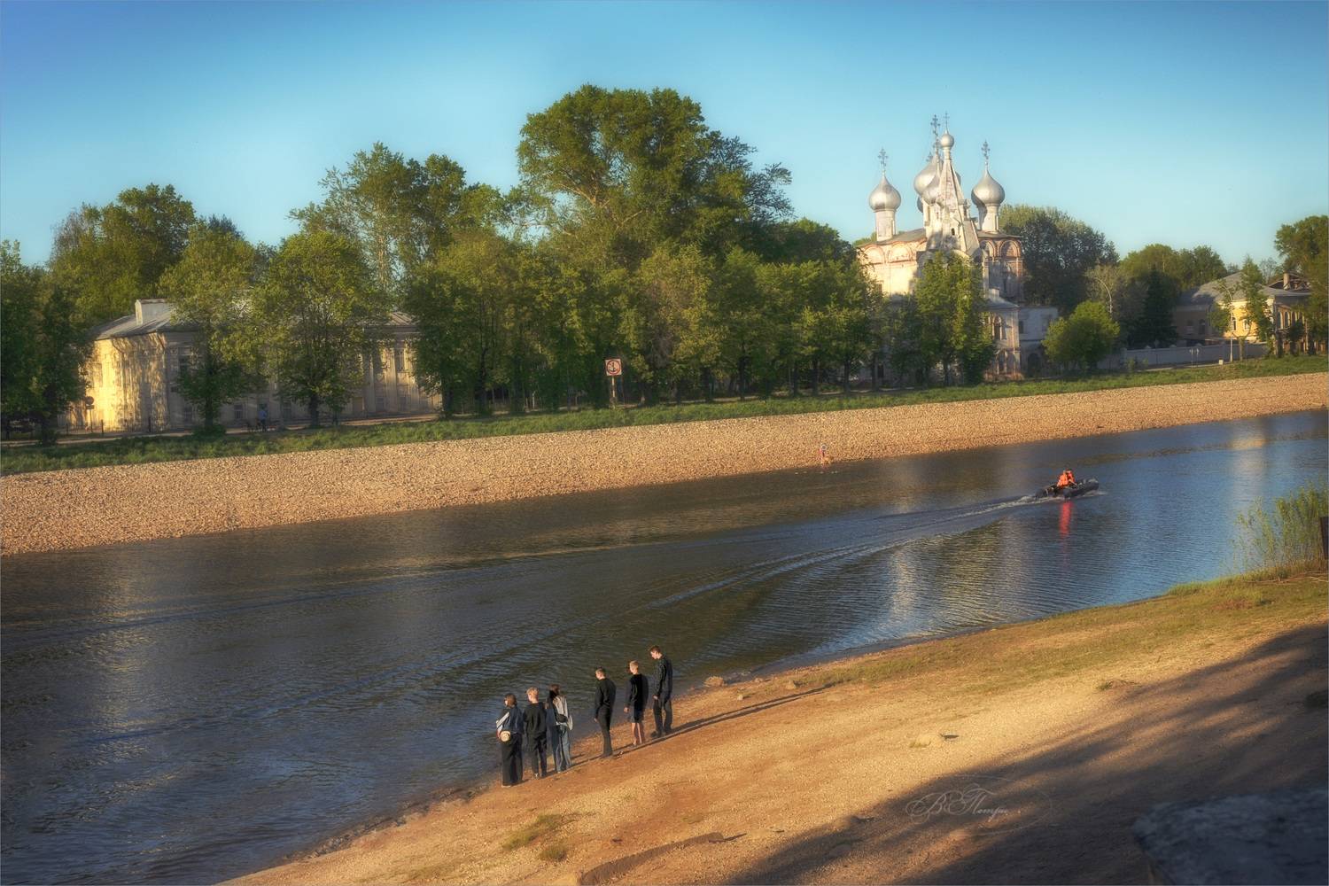река люди лодка церковь, Вера Петри