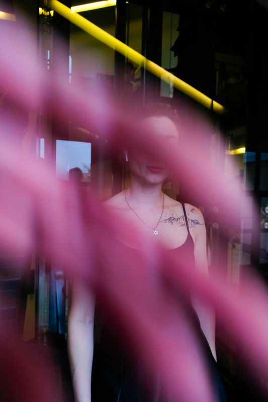 женщина, портрет, размытие, розовый, тайна, эмоция, концептуальная, татуировка, свет, стиль Загадка в Эрарте фото превью