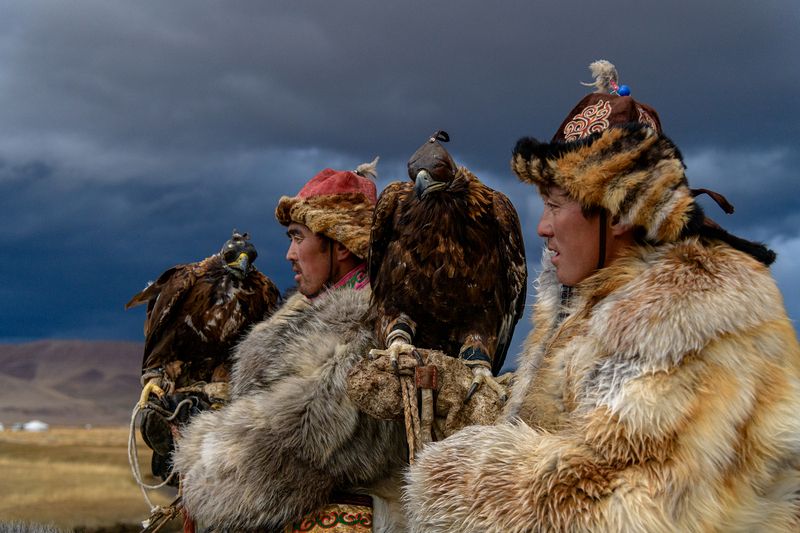 осень, монголия, беркуты Портрет охотников со своими питомцами фото превью