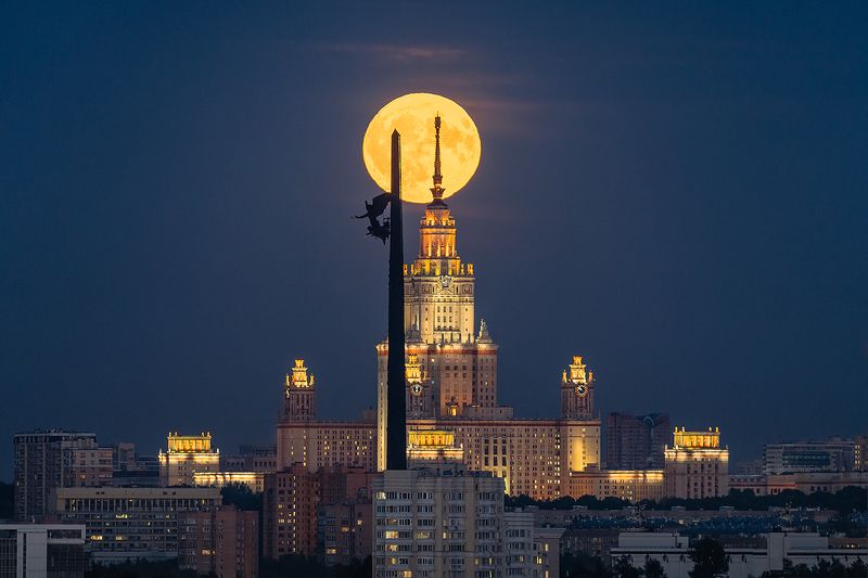 Moon over MSU фото превью