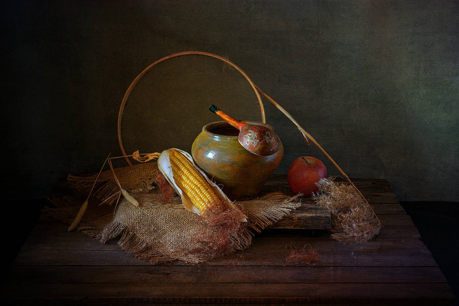 горшок, початок, кукуруза, ложка, яблоко, сито,мешковина, трава, Алексей Бычков