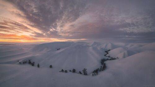 Долгие горы в вечерней заре