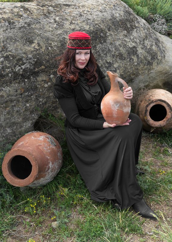 Девушка с кувшином фото превью