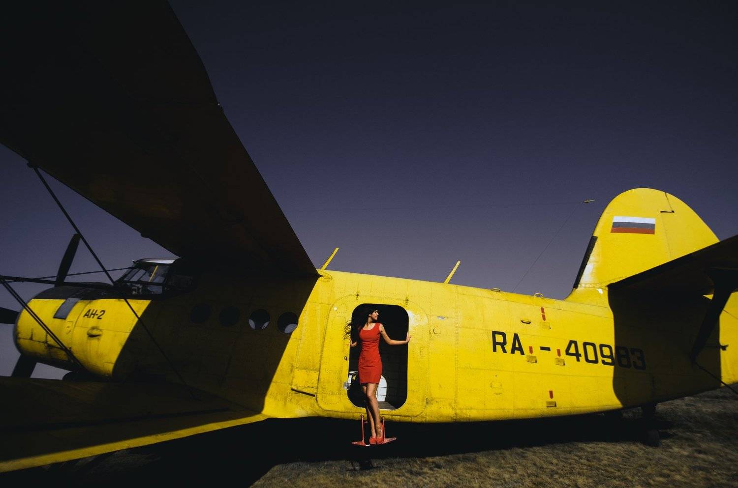 самолет, девушка, желтый, Юлия Булыня