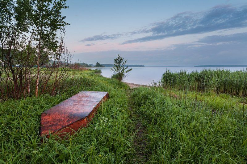 Возле озера фото превью