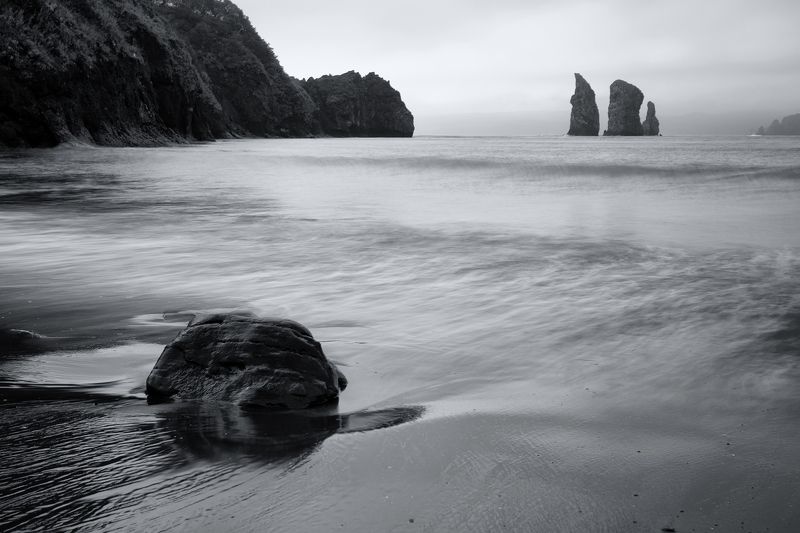 Авачинская бухта, Камчатка, Скала Три брата На полных парусах фото превью