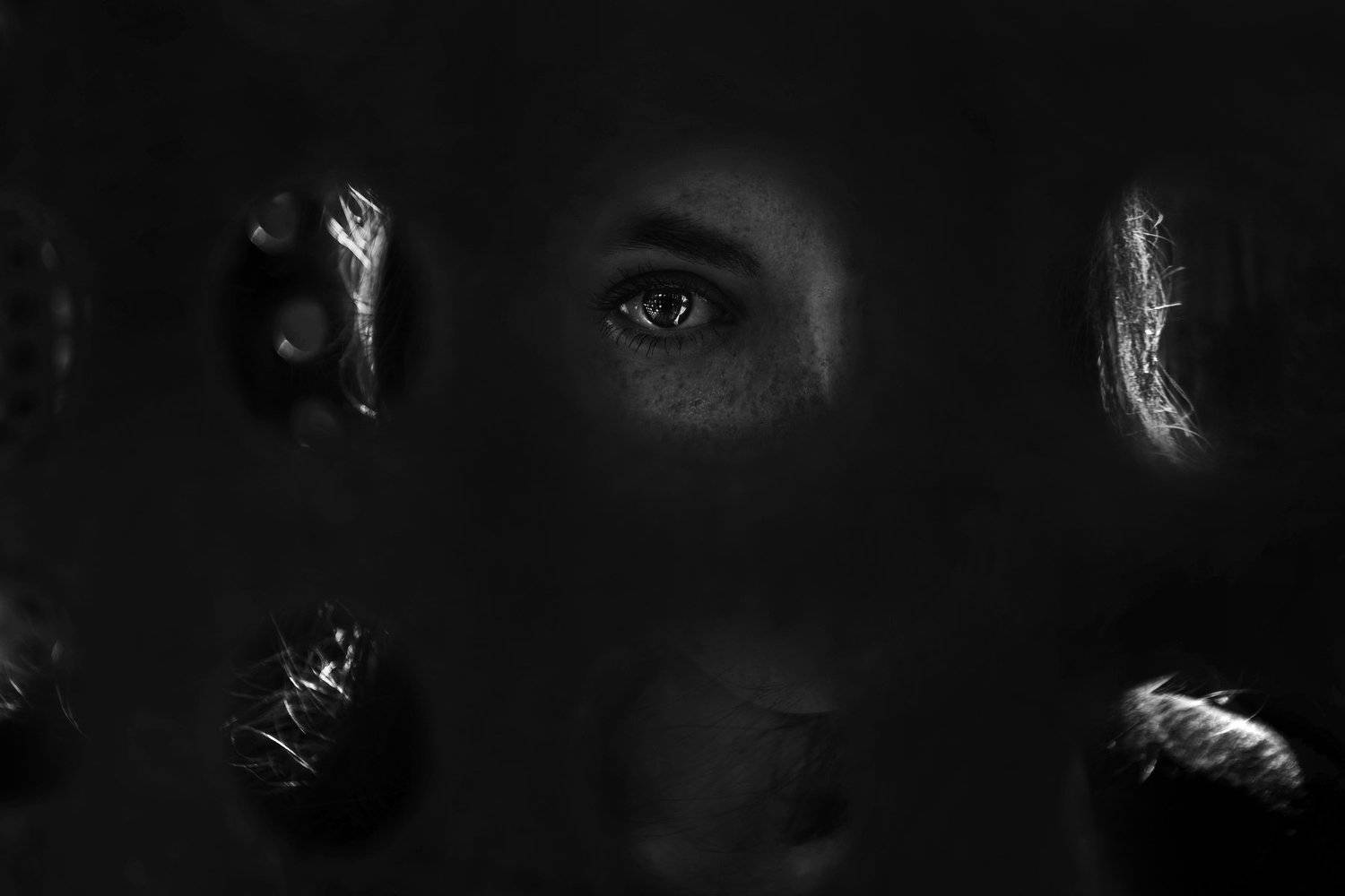 глаза, веснушки, чб,решетка, геометрия,блики, отражение,eyes, freckles, BW, lattice, geometry, reflections, reflection, Александра Маркварт