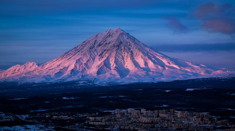 петропавловск-камчатский, камчатка, путешествие, январь, вулкан, солнце, город Корякский вулкан в закатном солнце. фото превью