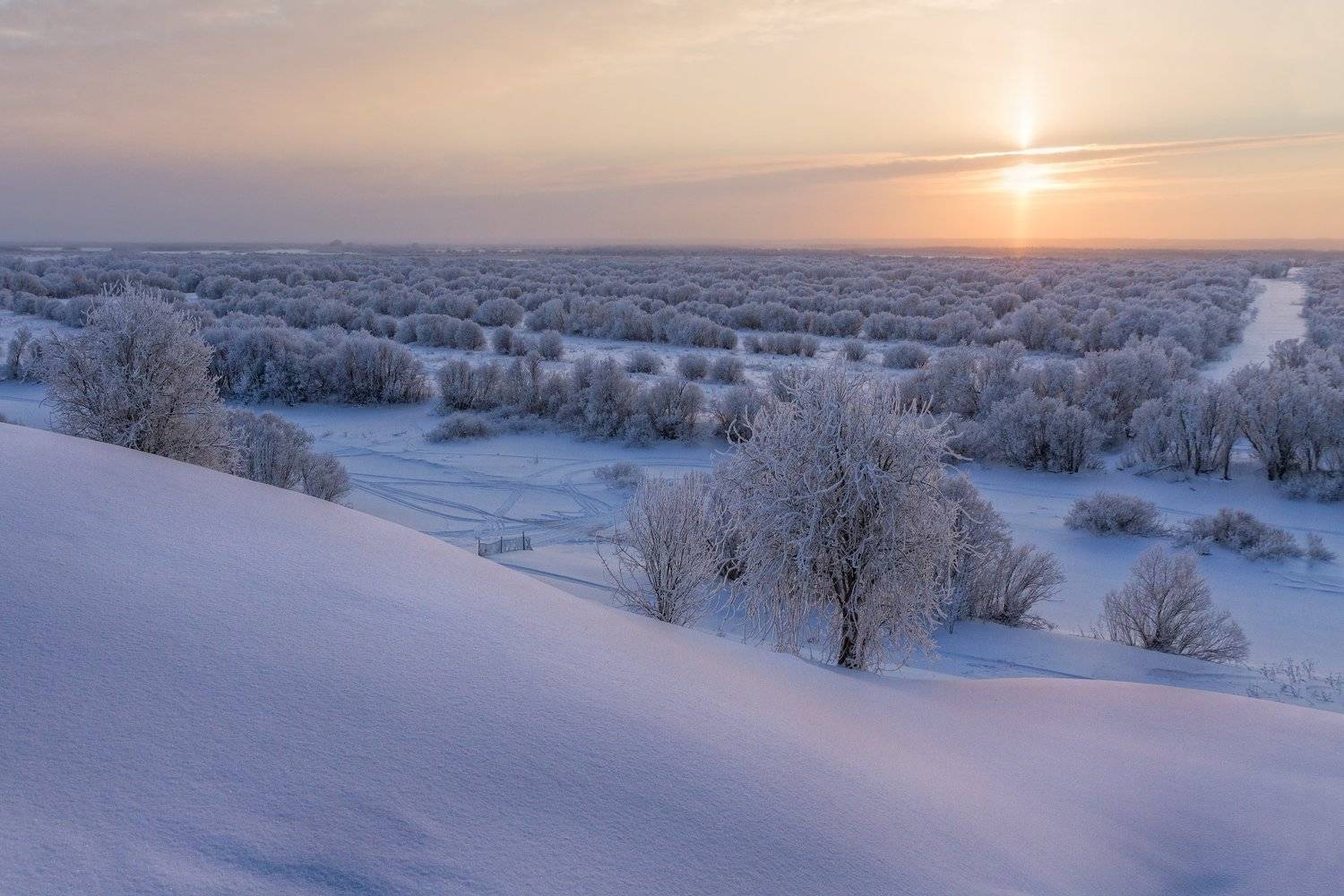 зима закат сугробы деревья иней солнце следы снег, Ра Вера