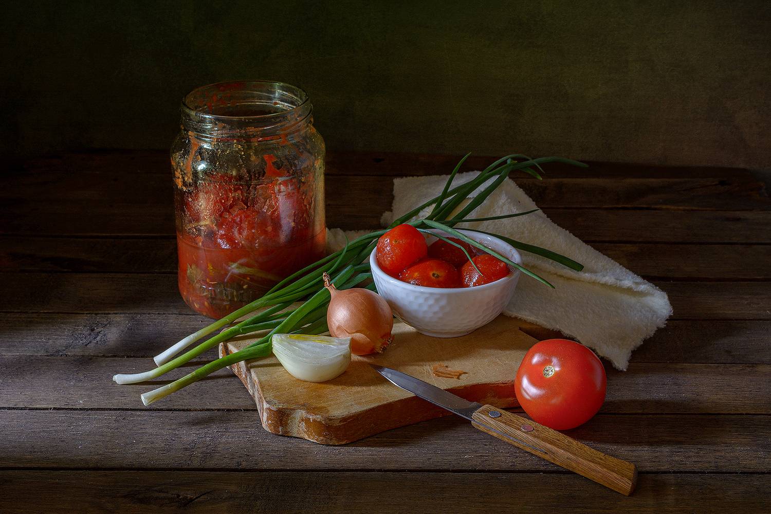 банка, томаты, лук, луковица, помидора, нож, разделочная доска, тряпка, Алексей Бычков