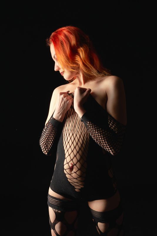 Beautiful girl in the studio фото превью