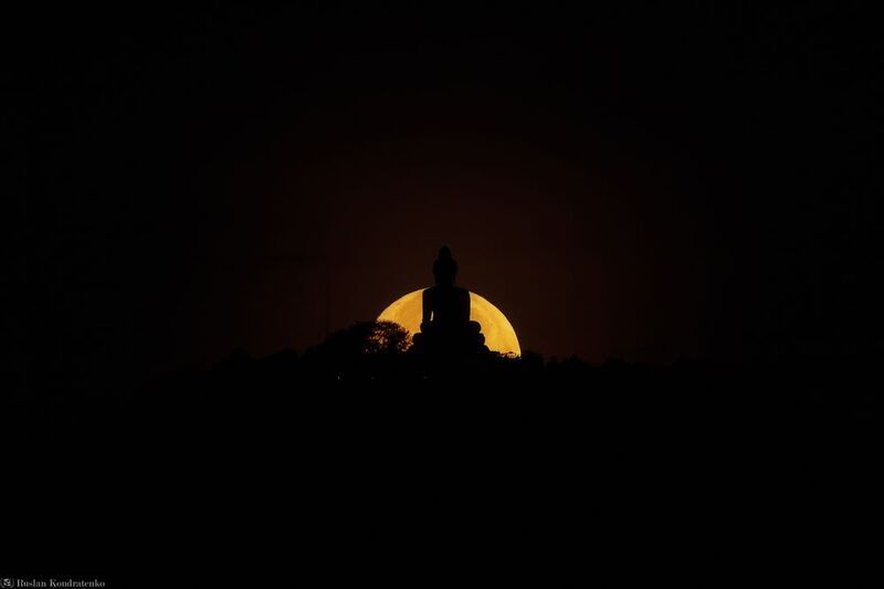 статуя большого будды, пхукет, прострел, луна, полнолуние Статуя Большого Будды на Пхукете во время полнолуния фото превью