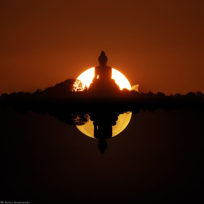 статуя большого будды, пхукет, прострел, луна, полнолуние, закат, коллаж Статуя Большого Будды на Пхукете на фоне заходящего Солнца и полной Луны. фото превью