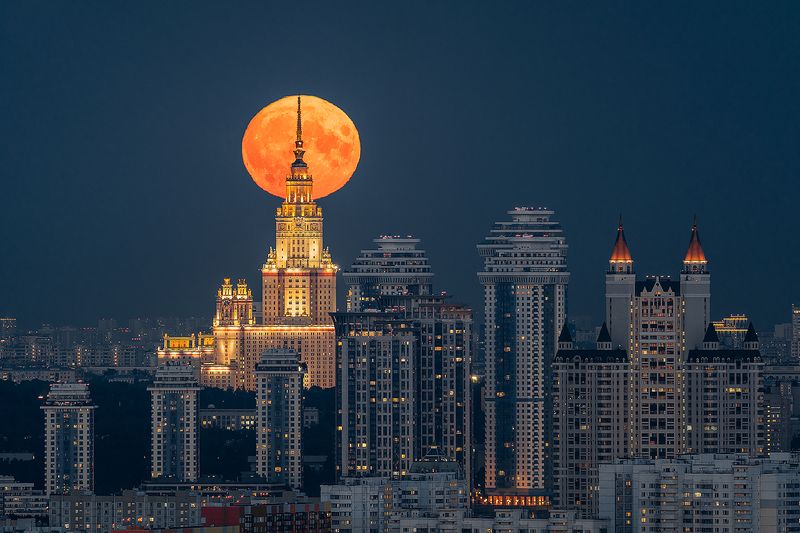 Moon over MSU фото превью