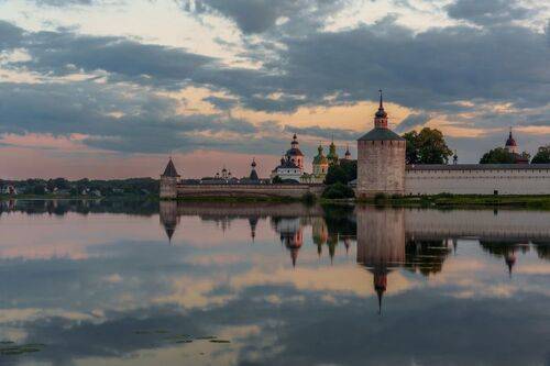 Водная гладь, словно зеркало неба
