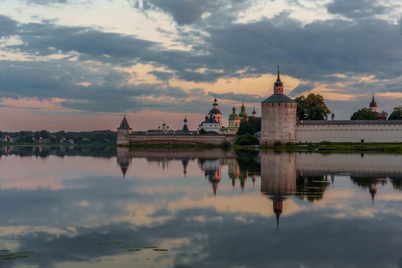 Водная гладь, словно зеркало неба фото превью