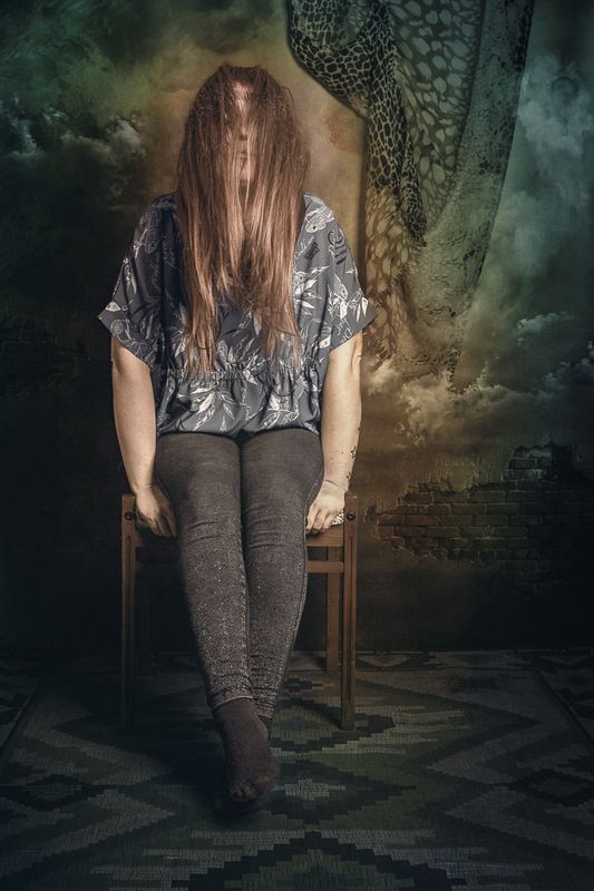 Женщина сидящая на стуле фото превью