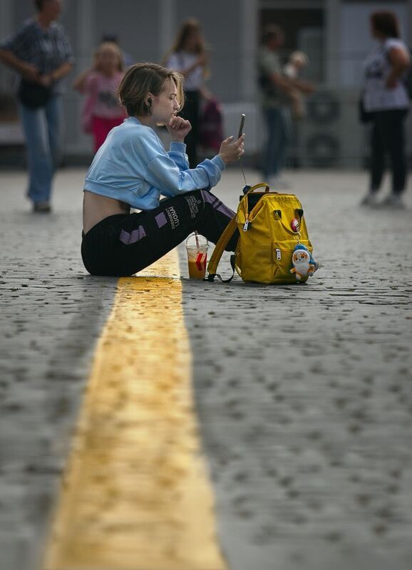 городские картинки, уличный женский портрет, девушка с жёлтым рюкзаком на красной площади, девушка, москва Девушка с жёлтым рюкзаком на Красной площади фото превью