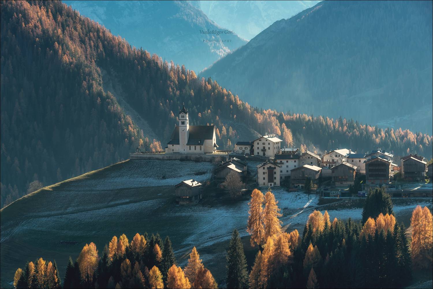 доломитовые альпы,италия,village,осень,mountain,деревня,церквушка,monte pelmo,santa lucia,тени,alps,лиственница,dolomites,свет,selva cadore,church, Гори Василий