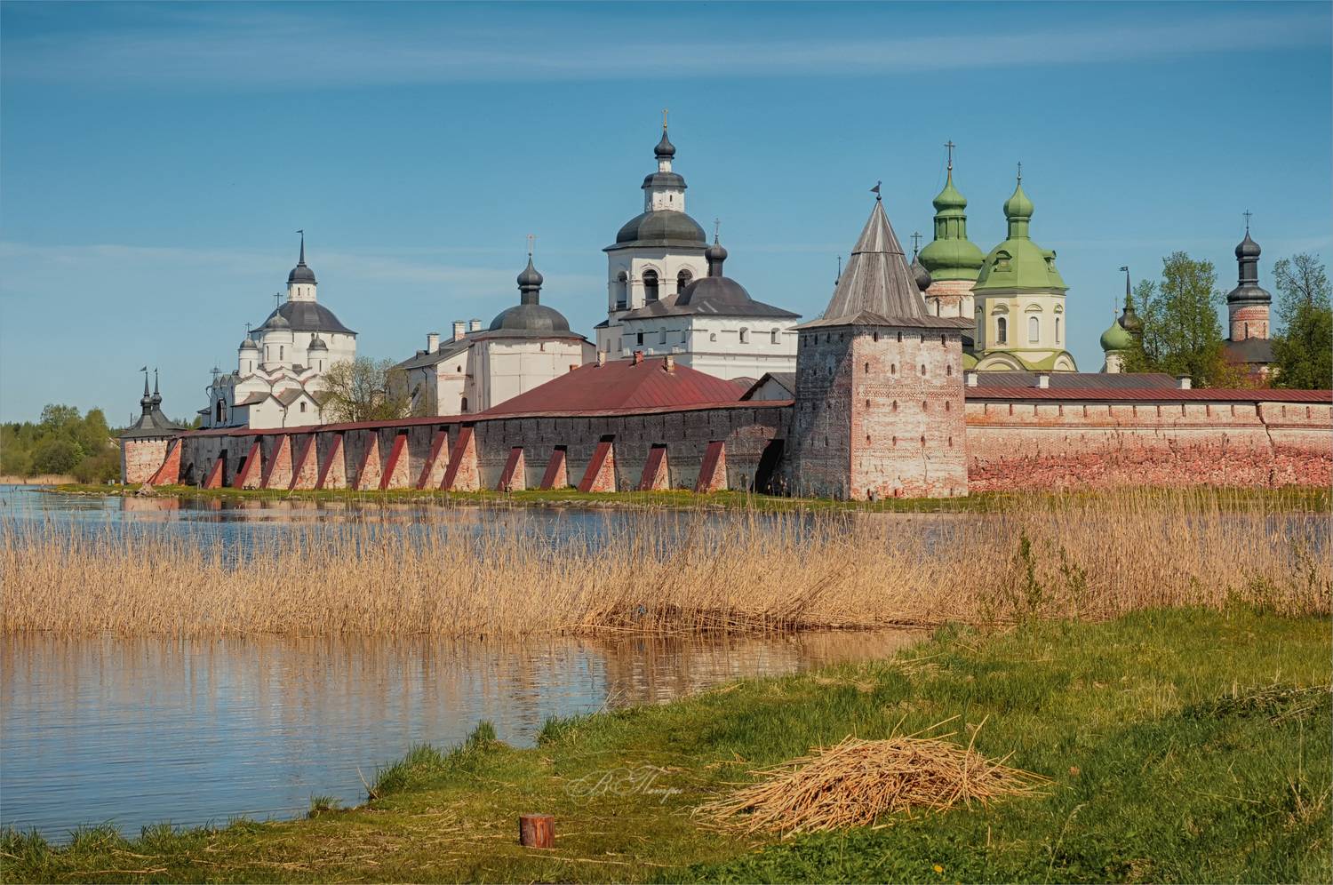 стена церкви колокольни, Вера Петри