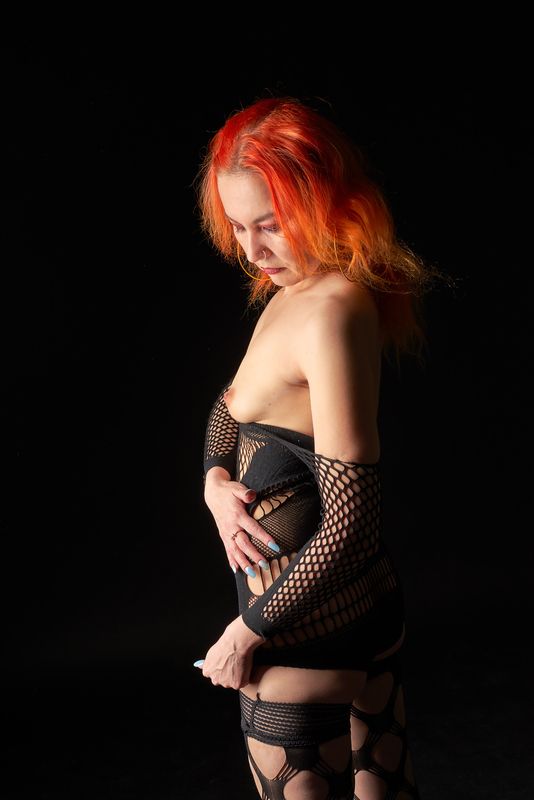 Beautiful girl in the studio фото превью