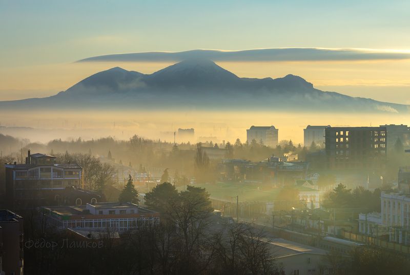 ставропольский край, ставрополье, кавминводы, бештау, вершина, гора, город, города, ессентуки, весна, март, весенний, туман, туманное, рассвет, рассветное, машук, дома, облака, Весенний рассвет фото превью
