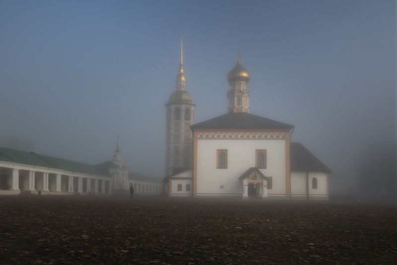 Вид на Церковь Воскресения на торгу в просыпающемся Суздале субботним туманным утром 29-го марта 2025 года. фото превью