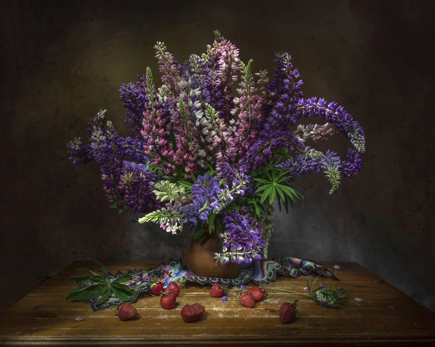 натюрморт, люпины, клубника, Татьяна Феденкова