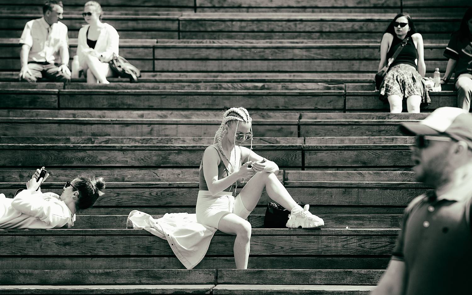 чб фото, монохром, уличное фото, уличный женский портрет, городские картинки, парк зарядье, жанровое фото, москва,  люди, отдых, Vera Trandina