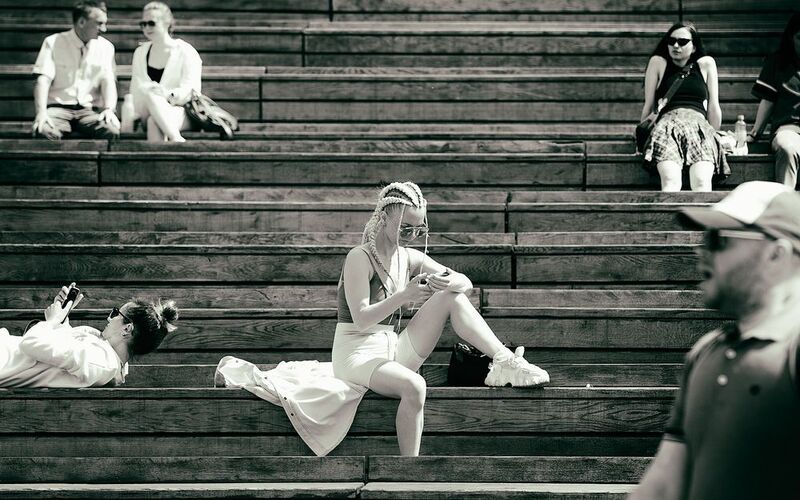 чб фото, монохром, уличное фото, уличный женский портрет, городские картинки, парк зарядье, жанровое фото, москва,  люди, отдых Полдень в Зарядье фото превью