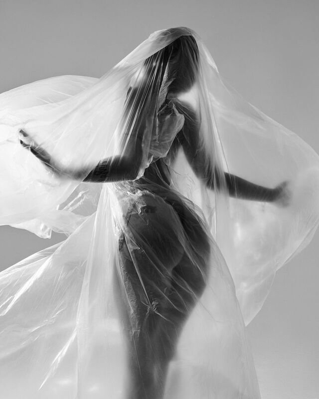 фотосессия в студии, девушка в плёнке Polyethylene фото превью