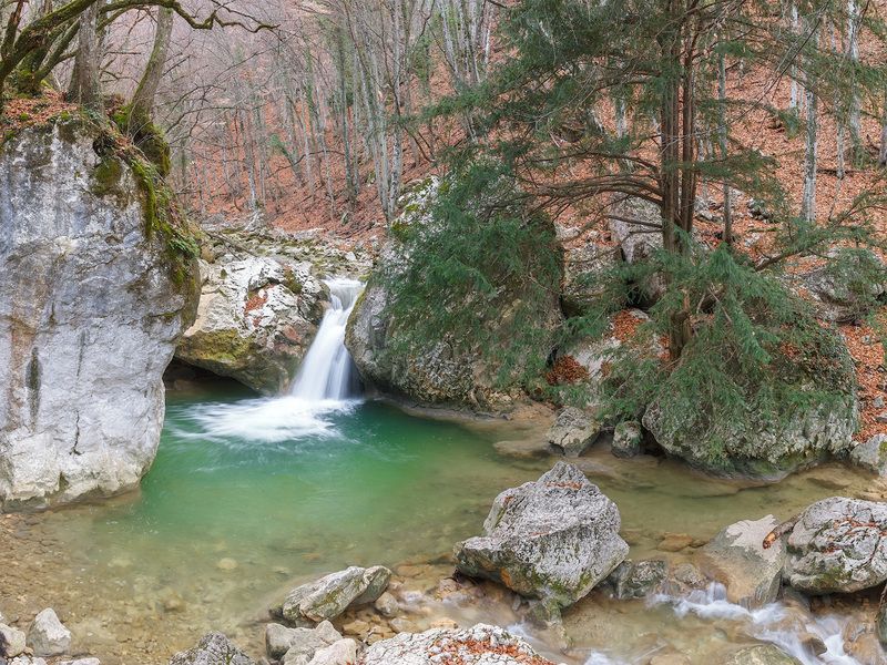 крым, осень, каньон. Тисовый водопад. В Большом каньоне Крыма. фото превью