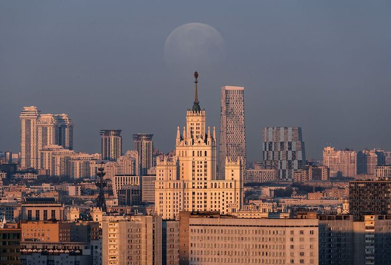 Moon over Kotelnicheskaya building фото превью