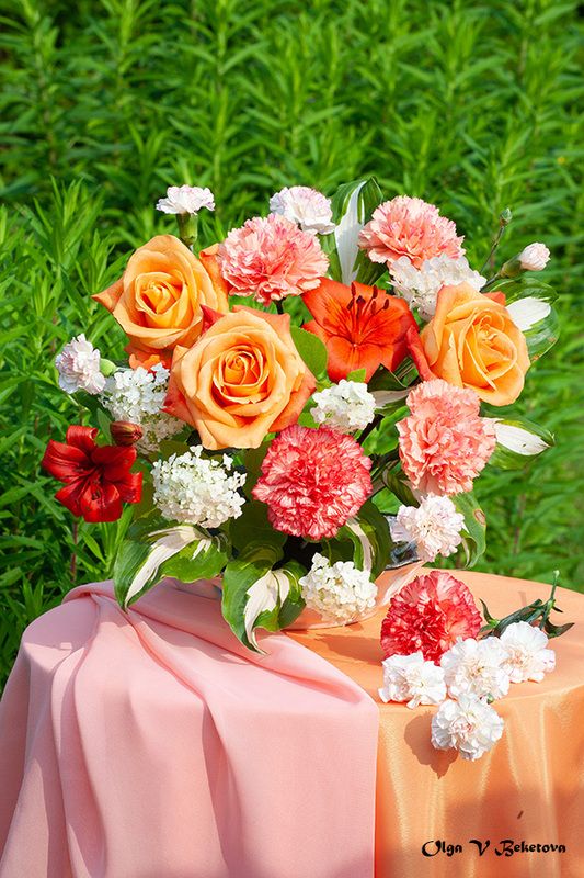 натюрморт, цветы, розы, гвоздики Розы и гвоздики в саду фото превью