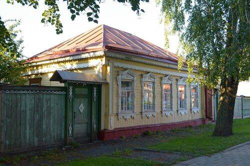 В доме, где резной палисад