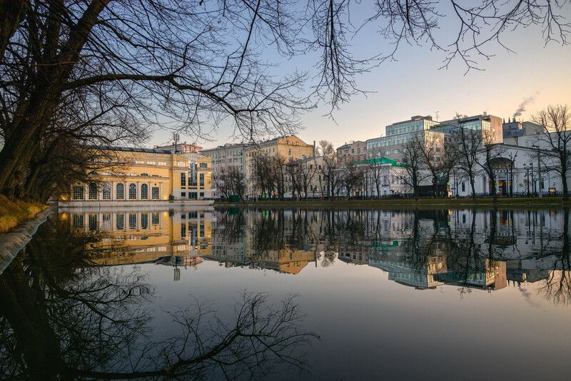 москва, город, утро Утро на Чистых прудах в Москве фото превью