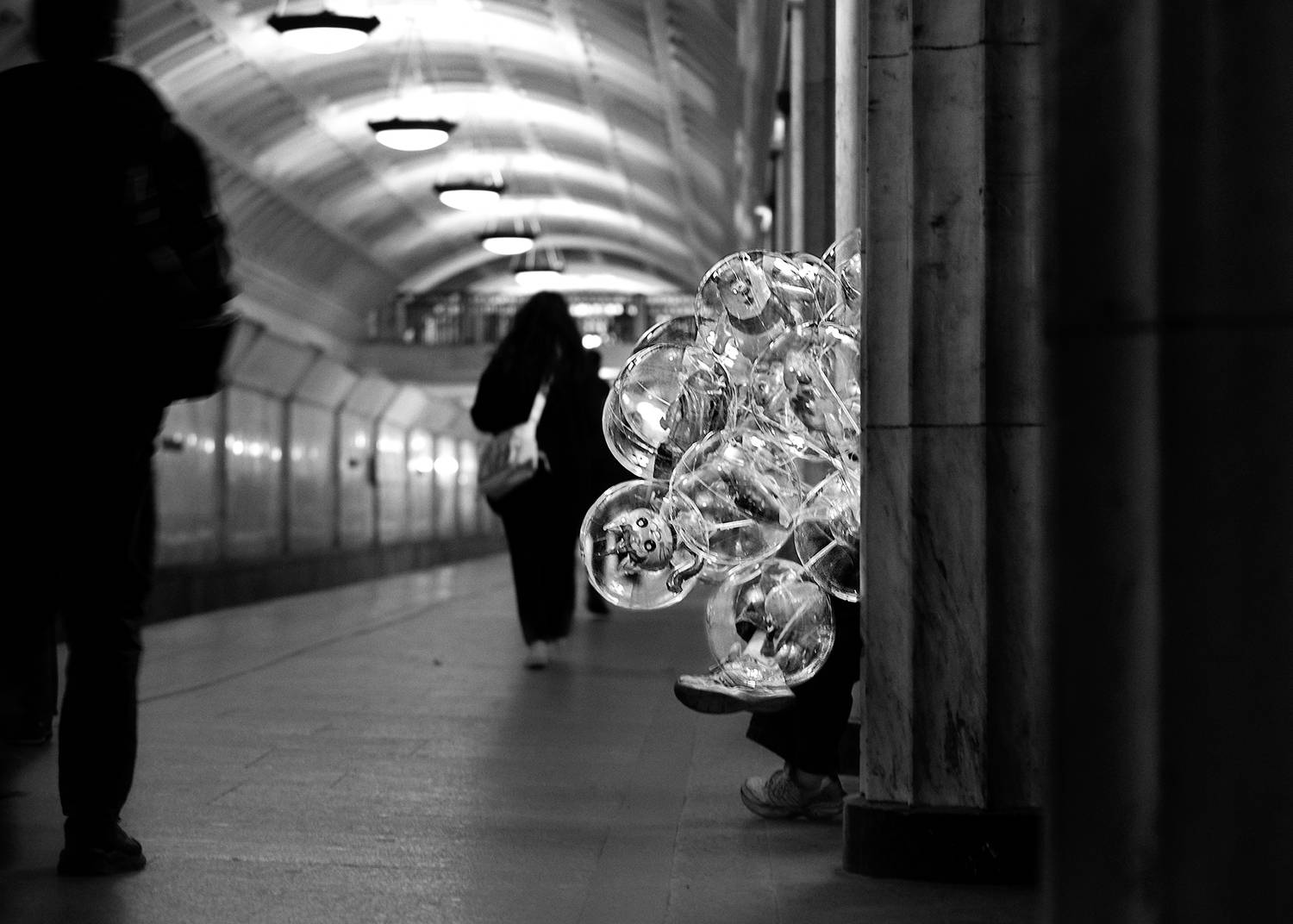 чб фото, метро, уличное фото, стрит фото, шарики, жанровое фото, москва, метро театральная, Vera Trandina