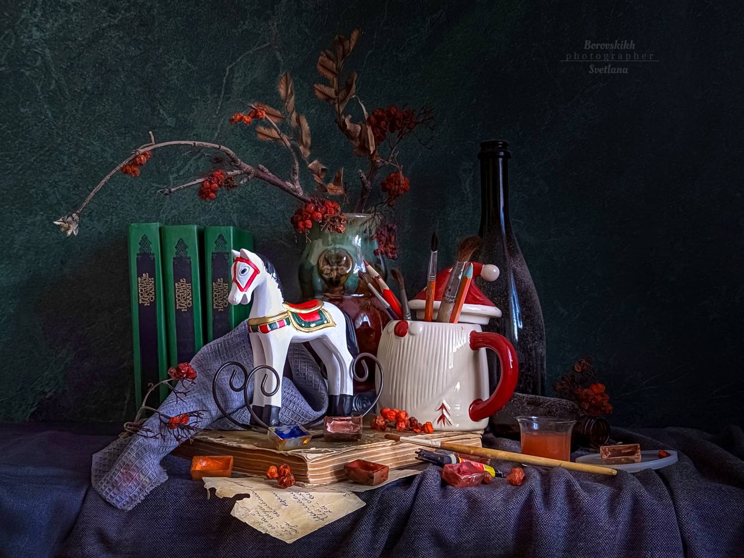 натюрморт,  darkphoto, ваза, лошадка-качалка, ветки, бокал, игрушки, фото у окна, фото на телефон, Боровских Светлана