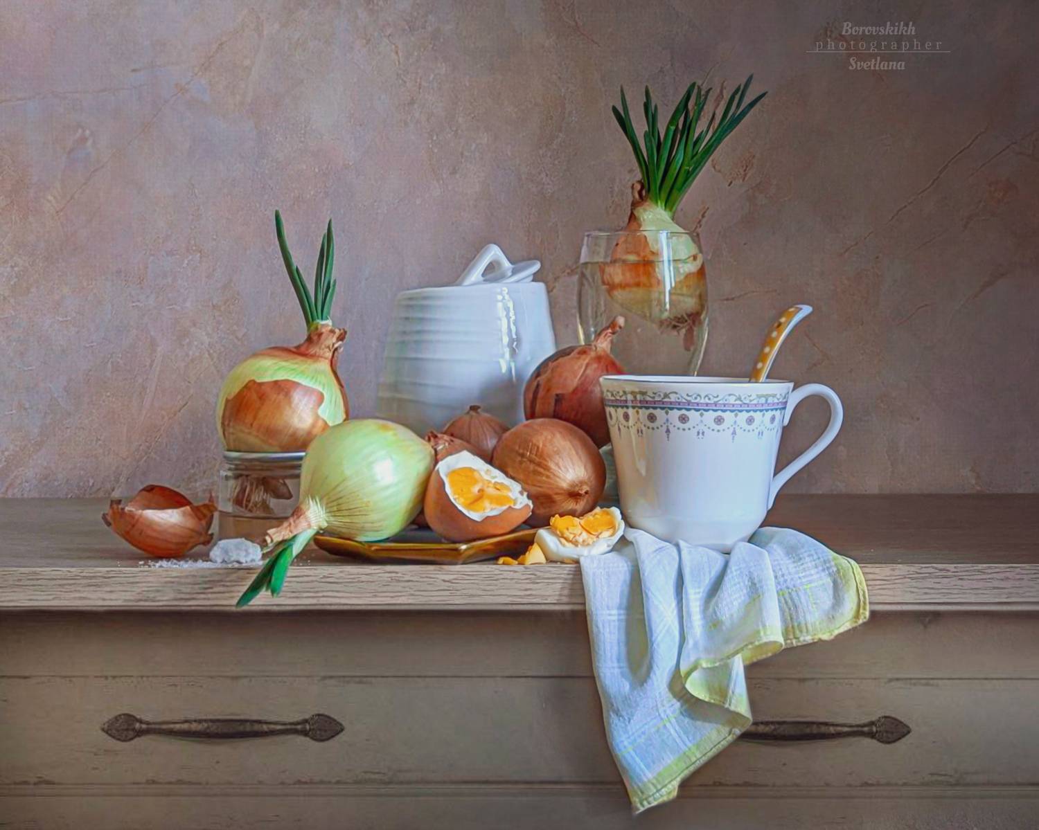 натюрморт, art_photo, завтрак, проросший лук, зелёный, яйцо, фото у окна, фото на телефон, Боровских Светлана