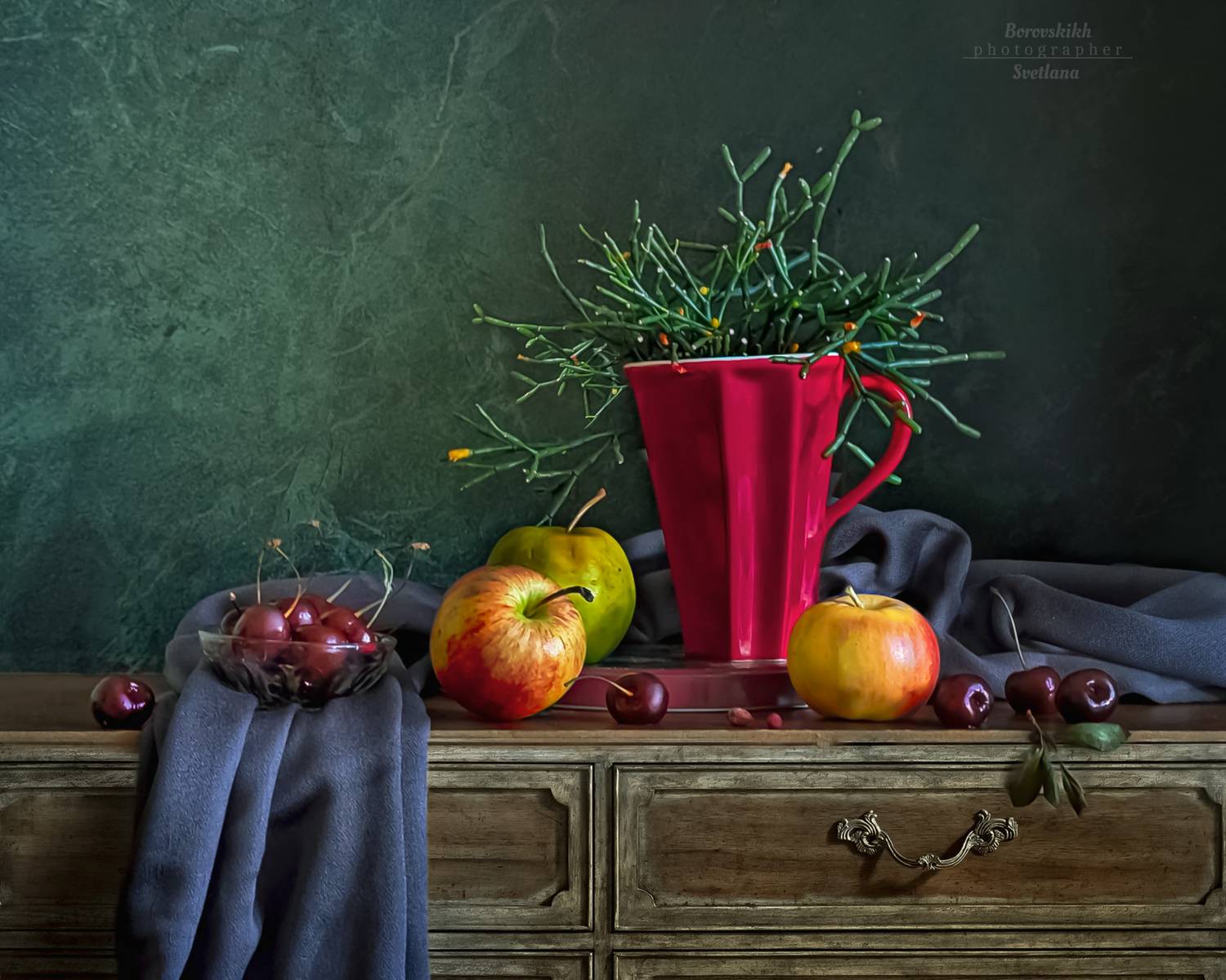 натюрморт, низкий ключ, darkphoto, ваза, цветы, хатиора, кактус, контраст, красный, яблоки, фото на телефон, Боровских Светлана