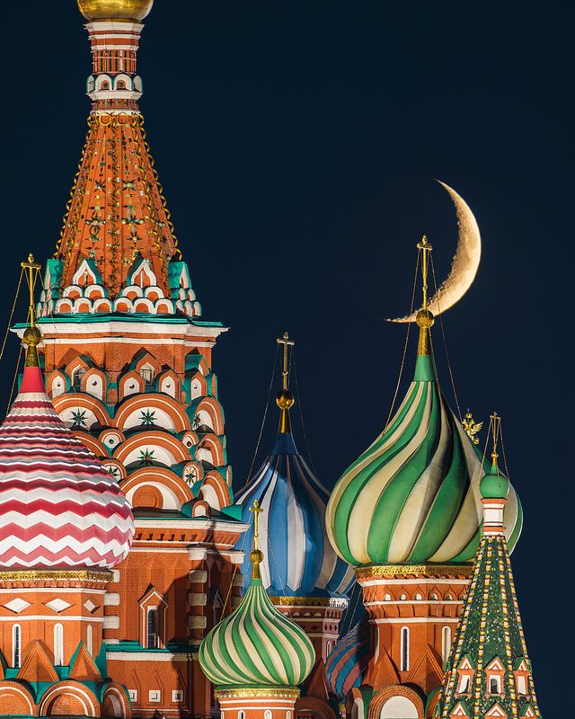 Moon over St. Basil\\\'s Cathedral фото превью