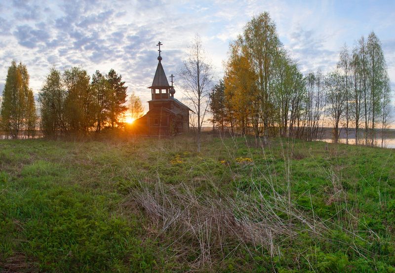 Рассвет в заброшенной деревне фото превью