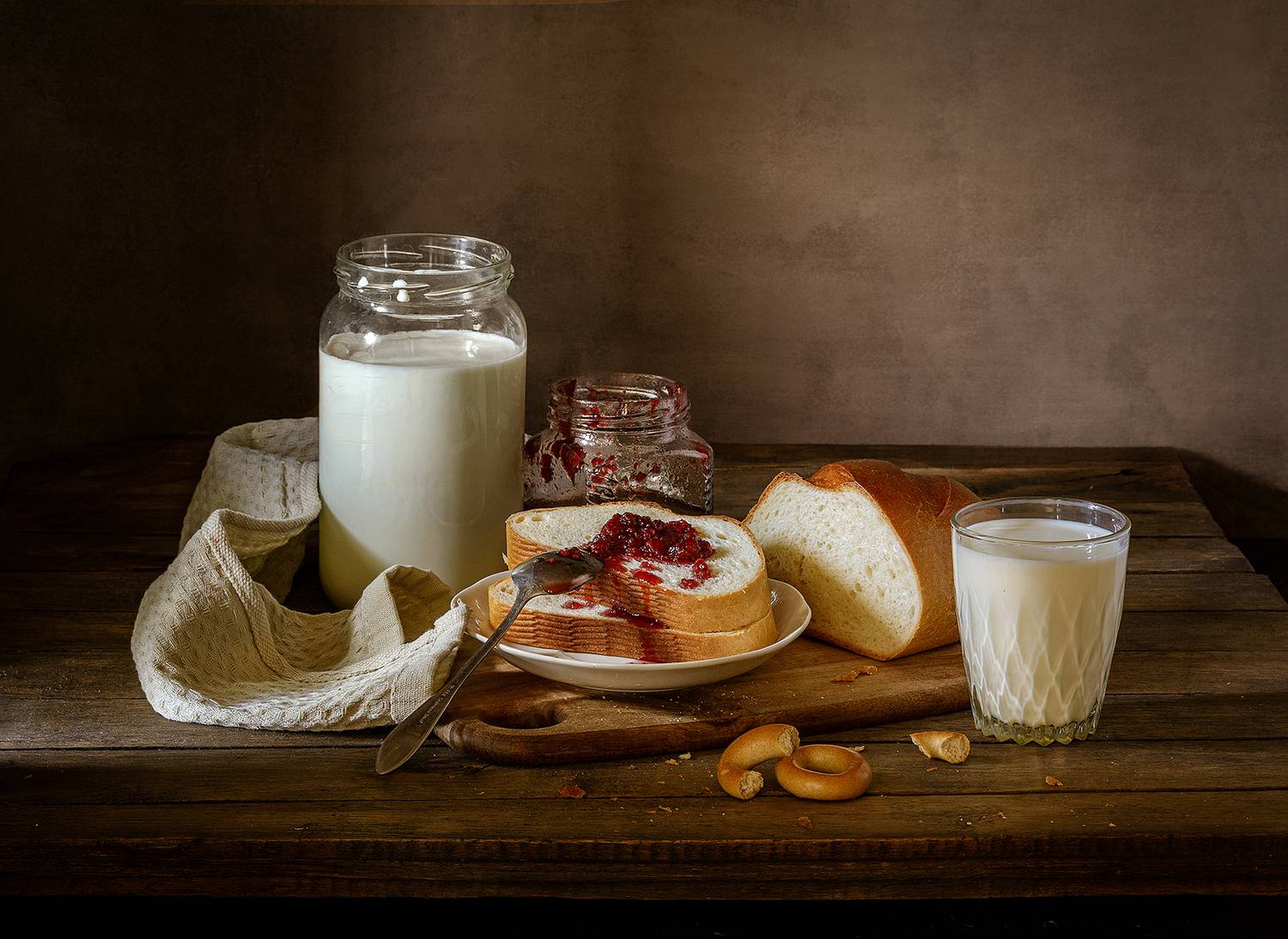 молоко, банки, стакан, хлеб, варенье, блюдце, чайная ложка, разделочная доска, сушки, Алексей Бычков
