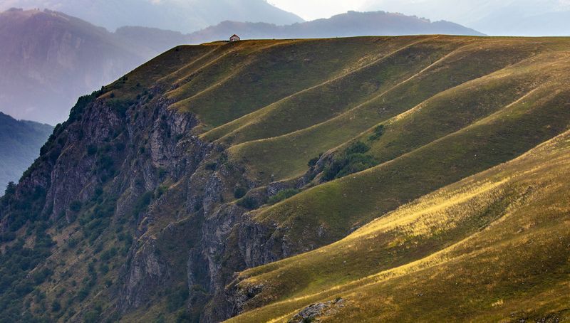 House on a cliff фото превью