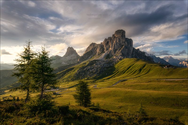 italy,dolomites,passo giau,италия,доломитовые альпы,пассо джау,горы,тучи,лето,лиственица,scenery peak Динамический закат фото превью