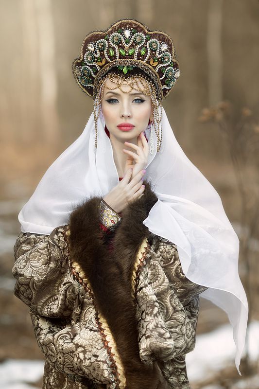 Портрет красивой девушки в русском костюме со сложенными руками Русская красавица фото превью